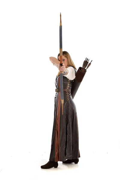 身穿褐色中世纪梦幻服装的妇女全长画像 弓和箭 站立的姿势在白色演播室背景 — 图库照片