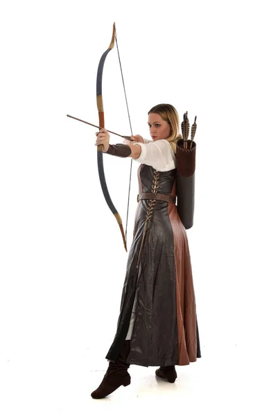 Портрет Жінки Коричневому Середньовічному Фентезійному Вбранні Бантом Стрілою Стояча Поза — стокове фото