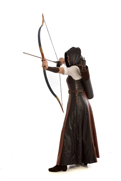 身穿褐色中世纪梦幻服装的妇女全长画像 弓和箭 站立的姿势在白色演播室背景 — 图库照片