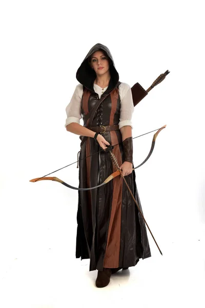 Retrato Comprimento Total Mulher Vestindo Roupa Fantasia Medieval Marrom Com — Fotografia de Stock