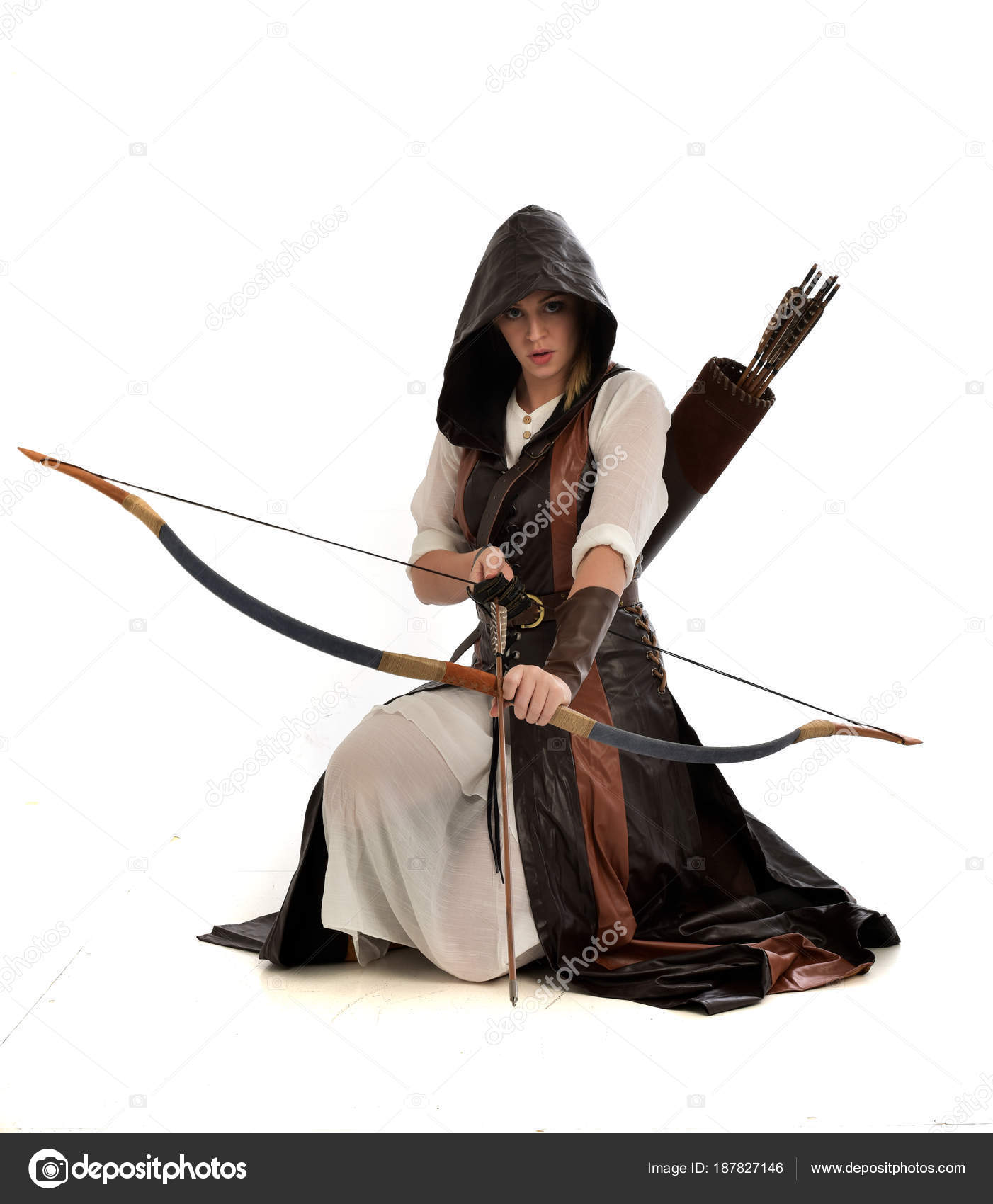 茶色の革のファンタジー衣装 弓と矢を持って膝立ちのポーズを身に着け