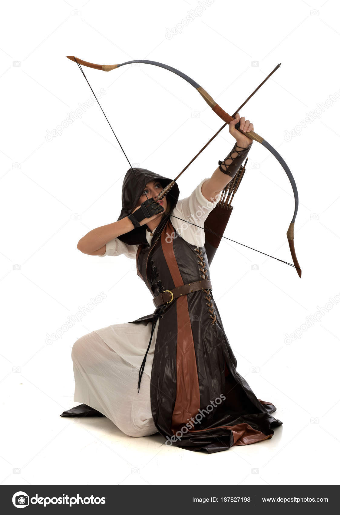 茶色の革のファンタジー衣装 弓と矢を持って膝立ちのポーズを身に着け
