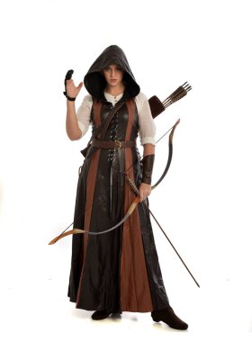 tam uzunlukta ok ve yay ile kahverengi Ortaçağ fantezi kıyafet giyen kadın portresi. Beyaz stüdyo arka plan üzerinde ayakta poz.