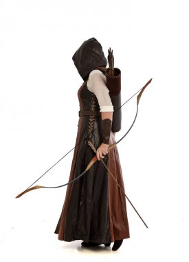 tam uzunlukta ok ve yay ile kahverengi Ortaçağ fantezi kıyafet giyen kadın portresi. Beyaz stüdyo arka plan üzerinde ayakta poz.