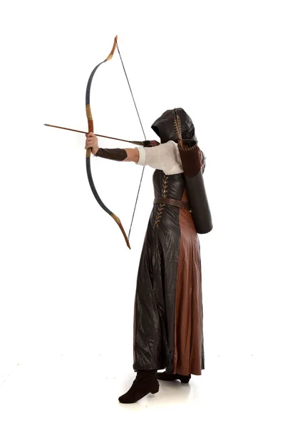 Ganzkörperporträt Einer Frau Braunen Mittelalterlichen Fantasiekostüm Mit Pfeil Und Bogen — Stockfoto