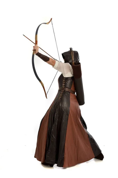 복장을 판타지 화살을 여자의 초상화 화이트 스튜디오 배경에서 — 스톡 사진