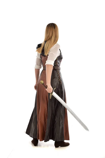Potret Panjang Penuh Gadis Mengenakan Kostum Fantasi Coklat Memegang Pedang — Stok Foto