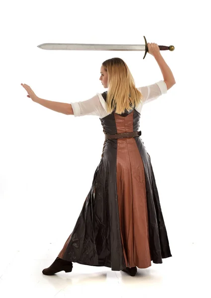 Volledige Lengte Portret Van Het Meisje Draagt Bruin Fantasy Kostuum — Stockfoto