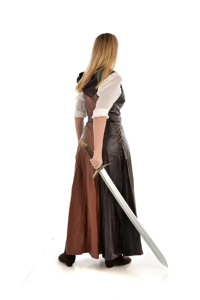 Volledige Lengte Portret Van Het Meisje Draagt Bruin Fantasy Kostuum — Stockfoto