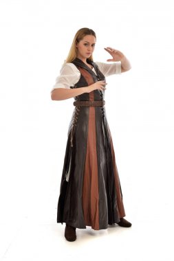 Beyaz stüdyo arka plan üzerinde izole kahverengi deri ortaçağ, ayakta poz, giyinen kız portresi tam uzunlukta.