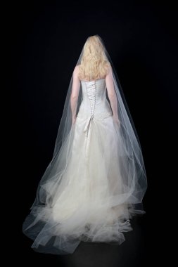 tam uzunlukta portre beyaz model giyen gelin topu cüppe, ayakta poz siyah arka plan üzerine.