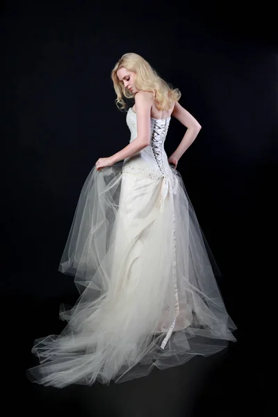 Портрет Модели Белом Свадебном Бальном Платье Стоящей Позы Черном Фоне — стоковое фото