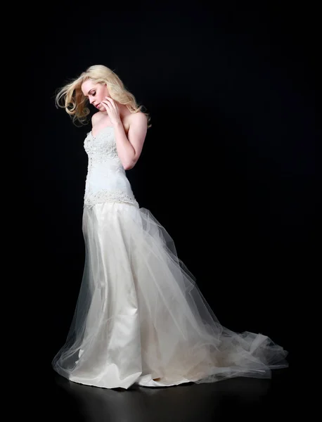 Volledige Lengte Portret Van Model Draagt Witte Bruids Bal Toga — Stockfoto