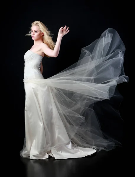 Ganzkörperporträt Des Models Weißen Brautkleid Stehend Posierend Auf Schwarzem Hintergrund — Stockfoto