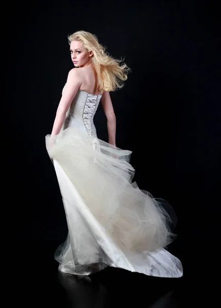 Ganzkörperporträt Des Models Weißen Brautkleid Stehend Posierend Auf Schwarzem Hintergrund — Stockfoto