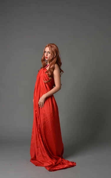 Portrait Pleine Longueur Femme Portant Une Robe Soie Rouge Pose — Photo