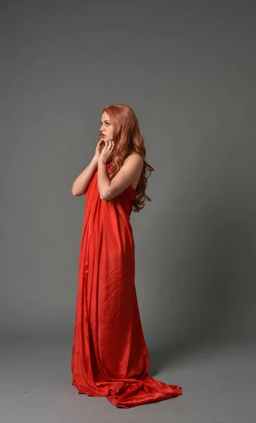 Портрет Женщины Красном Шелковом Платье Стоящей Позе Сером Фоне Студии — стоковое фото