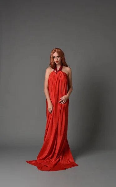 Celé Délce Portrét Ženy Nosí Červené Hedvábné Šaty Stojící Pozice — Stock fotografie