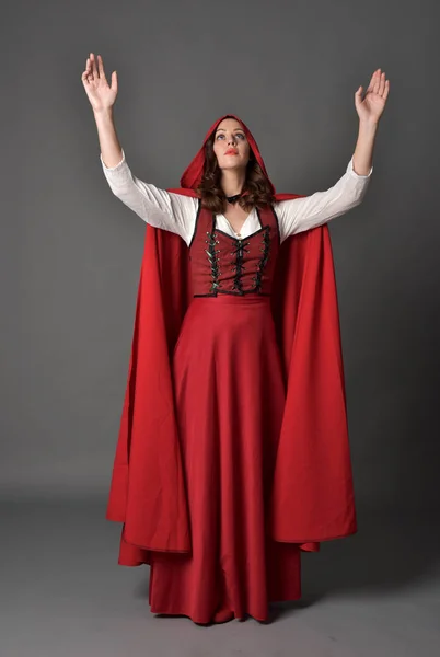 Ritratto Figura Intera Signora Bruna Che Indossa Costume Fantasia Rossa — Foto Stock