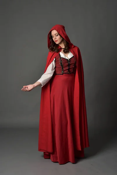 Celé Délce Portrét Bruneta Lady Nosí Červené Fantasy Kostým Pláštěm — Stock fotografie