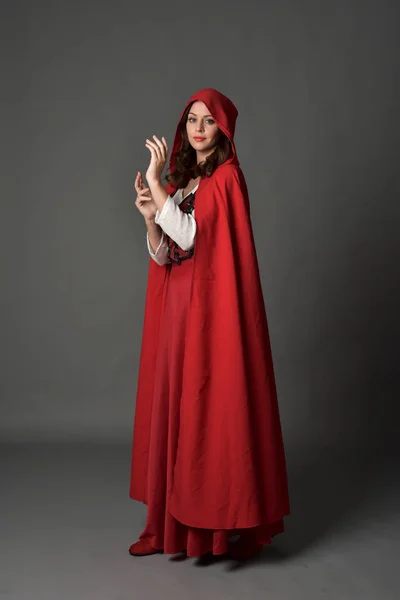 穿着红色梦幻服装的黑发女士全长肖像 在灰色演播室背景上站立姿势 — 图库照片