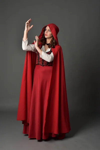 Portrait Complet Dame Brune Portant Costume Fantaisie Rouge Avec Manteau — Photo