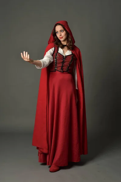Volledige Lengte Portret Van Brunette Dame Draagt Rode Fantasy Kostuum — Stockfoto
