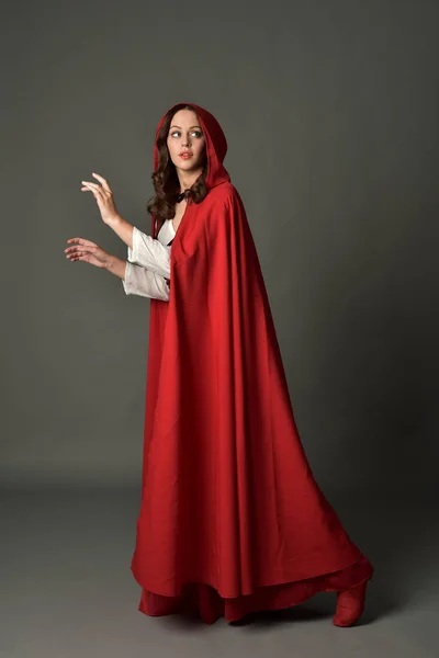 Full Längd Porträtt Brunett Dam Klädd Röd Fantasy Kostym Med — Stockfoto