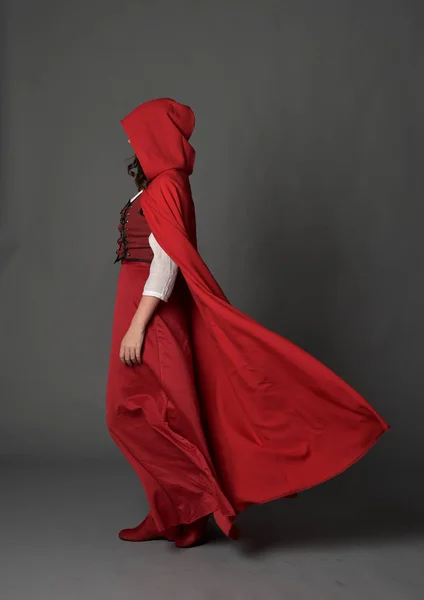 Portrait Complet Dame Brune Portant Costume Fantaisie Rouge Avec Manteau — Photo
