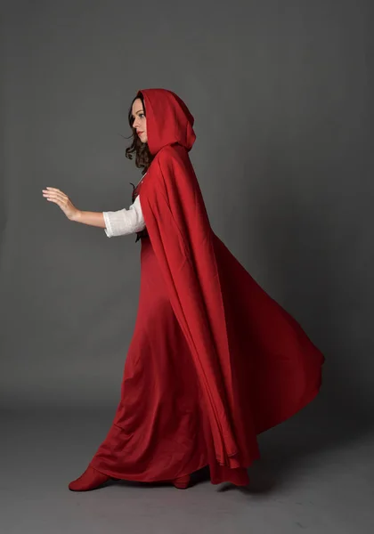 Ολόσωμο Πορτρέτο Της Μελαχρινή Κοπέλα Φορώντας Κόκκινο Φαντασίας Κοστούμι Μανδύα — Φωτογραφία Αρχείου