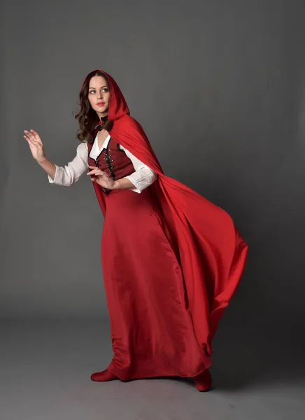 Pełna Długość Portret Brunetka Dama Sobie Strój Czerwony Fantasy Płaszczem — Zdjęcie stockowe