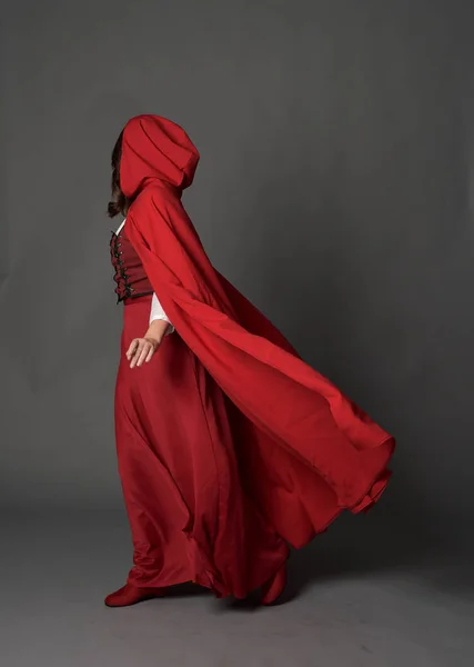 Retrato Comprimento Total Senhora Morena Vestindo Traje Fantasia Vermelho Com — Fotografia de Stock