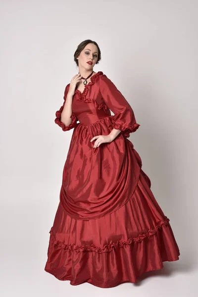 Ganzkörperporträt Eines Brünetten Mädchens Einem Roten Viktorianischen Seidenkleid Stehende Pose — Stockfoto