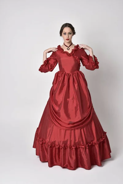Портрет Брюнетки Красном Шелковом Викторианском Платье Стоящая Поза Белом Студийном — стоковое фото