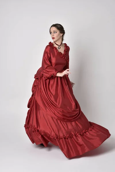 Pełnowymiarowy Portret Brunetki Czerwonej Jedwabnej Wiktoriańskiej Sukni Pozycja Stojąca Białym — Zdjęcie stockowe