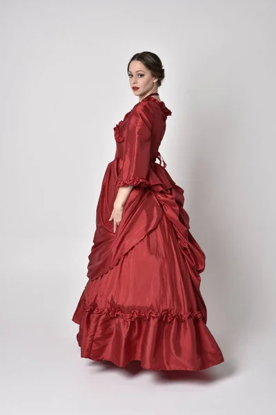 Retrato Completo Una Chica Morena Con Vestido Victoriano Seda Roja —  Fotos de Stock
