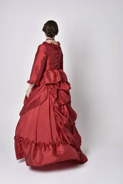 Retrato Completo Una Chica Morena Con Vestido Victoriano Seda Roja — Foto de Stock
