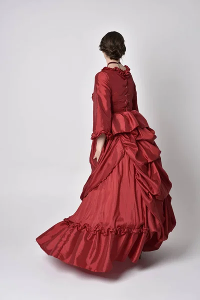 Πορτραίτο Ενός Μελαχρινού Κοριτσιού Κόκκινο Μεταξωτό Βικτοριανό Φόρεμα Στέκεται Την — Φωτογραφία Αρχείου