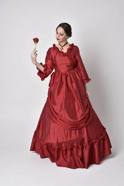 Retrato Uma Menina Morena Vestindo Vestido Vitoriano Seda Vermelha Com — Fotografia de Stock
