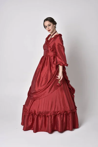 Πορτρέτο Μιας Μελαχρινής Κοπέλας Που Φορούσε Κόκκινο Μεταξωτό Βικτοριανό Φόρεμα — Φωτογραφία Αρχείου