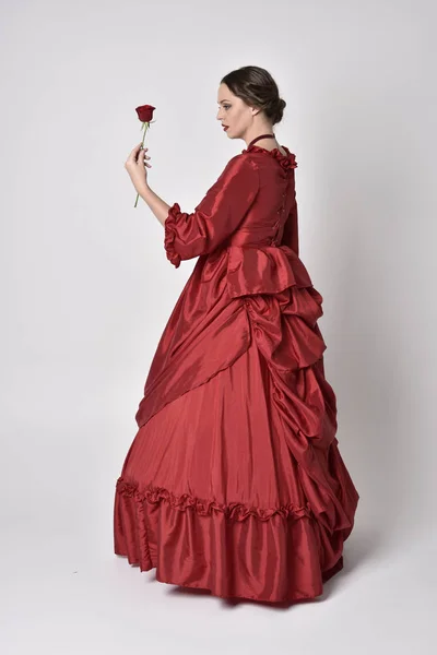 Portrét Brunetky Červených Hedvábných Viktoriánských Šatech Stojící Zády Kameře Bílém — Stock fotografie