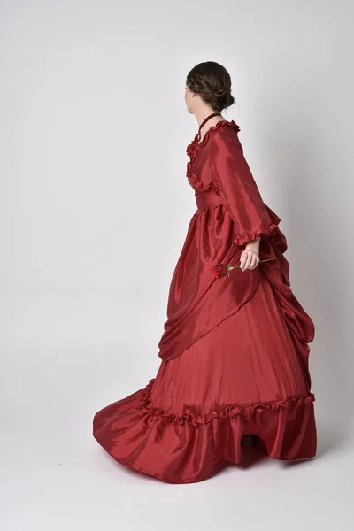 Portrait Une Fille Brune Portant Une Robe Victorienne Soie Rouge — Photo