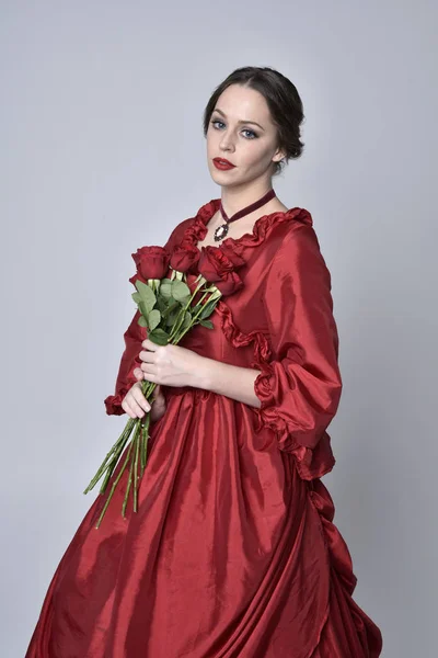 Retrato Una Chica Morena Con Vestido Victoriano Seda Roja Pie — Foto de Stock