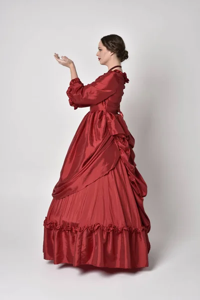 Retrato Completo Una Chica Morena Con Vestido Victoriano Seda Roja —  Fotos de Stock