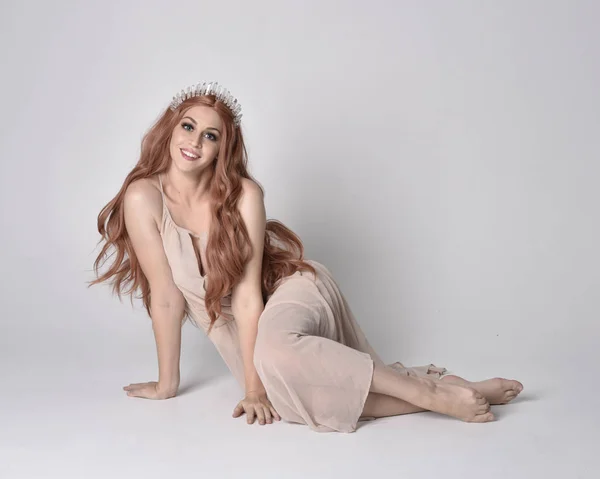 Full Length Portrait Pretty Fairy Girl Wearing Nude Flowy Dress — Stok fotoğraf