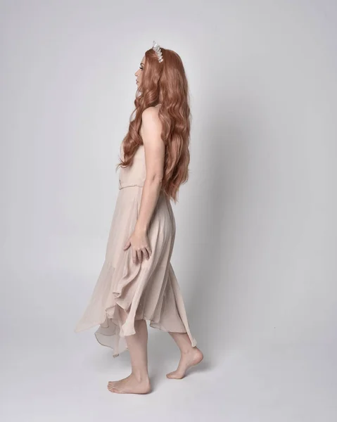 Portrait Complet Une Jolie Fille Féerique Portant Une Robe Fluide — Photo