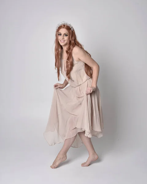 Ganzkörperporträt Eines Hübschen Feenhaften Mädchens Einem Nackt Flowy Kleid Und — Stockfoto