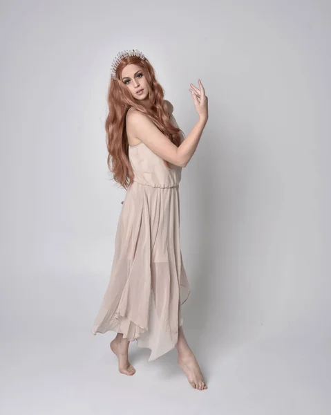 Full Length Portrait Pretty Fairy Girl Wearing Nude Flowy Dress — ストック写真