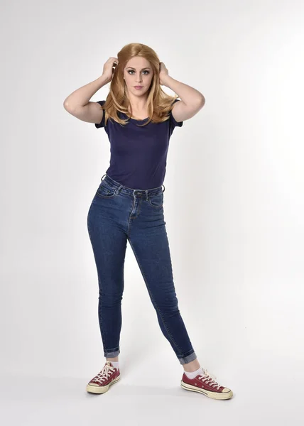 Ett Långt Porträtt Söt Blond Tjej Avslappnad Blå Skjorta Jeans — Stockfoto