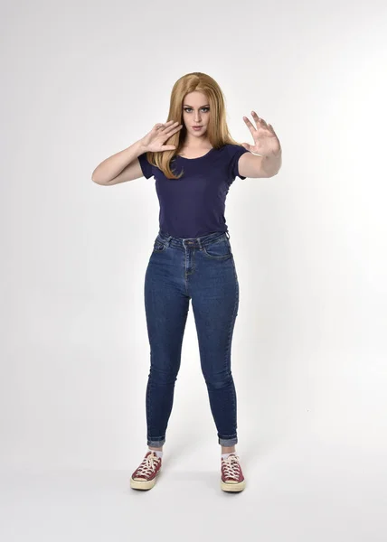 Retrato Cuerpo Entero Una Guapa Rubia Con Camisa Azul Casual — Foto de Stock